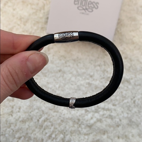 New in Box Endless Jewelry Bracelet & Charm - Picture 5 of 7